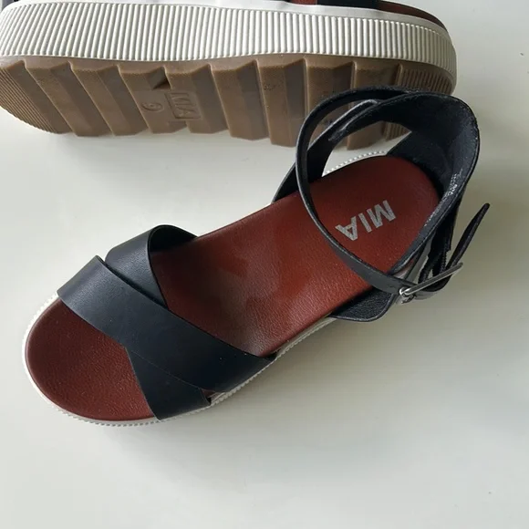 MIA Black and White Platform Sandals - Picture 4 of 5